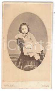 1870 ca VOGHERA Ritratto di bambina - Foto Davide CICALA - CDV  Fotografia d'epoca, su cartoncino.FOTOGRAFO: Davide Cicala - Voghera, Via Bellocchio GOOD/buono  Formato: CDV (6x10 cm) originale e autentica 1