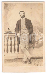 1900 ca CASTEGGIO (PV) Uomo con bastone da passeggio - Foto David CICALA - CDV  Fotografia d'epoca, su cartoncino.FOTOGRAFO: David Cicala - Casteggio GOOD/buono  Formato: CDV (6x10 cm) originale e autentica 1