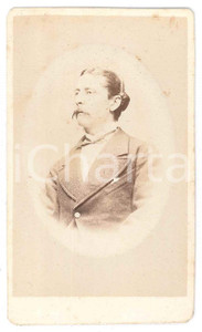 1870 ca MILANO Ritratto maschile - Foto GAMBARI - CDV  Fotografia d'epoca, su cartoncino.FOTOGRAFO: Gambari - Milano, Via Orso 11 FAIR/discreto Lievi aloni Formato: CDV (6x10 cm) originale e autentica 1