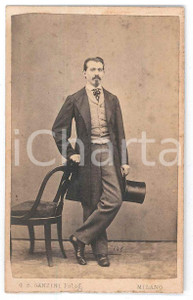1870 ca MILANO Ritratto di uomo con cilindro- Foto G. B. GANZINI - CDV  Fotografia d'epoca, su cartoncino.FOTOGRAFO: Stabilimento fotografico G. B. Ganzini - Milano, Via dell'Unione, 4 GOOD/buono  Formato: CDV (6x10 cm) originale e autentica 1