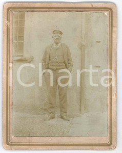 1900 ca ITALIA Ritratto di un portinaio - Fotografia 10x13 cm  Fotografia d'epoca, su cartoncino. VERY POOR/gravemente danneggiato Piegature, gualciture, strappi, parziale distacco della fotografia dal cartoncino Formato: 10x13 cm originale e autentica 1