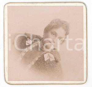 1890 ca MILANO Ritratto di giovane donna - Foto GUIGONI & BOSSI 6x6 cm  Fotografia d'epoca, su cartoncino rigido.FOTOGRAFO: Guigoni &amp; Bossi - Milano, Corso Vittorio Emanuele, 13 GOOD/buono  Formato: 6x6 cm originale e autentica 1