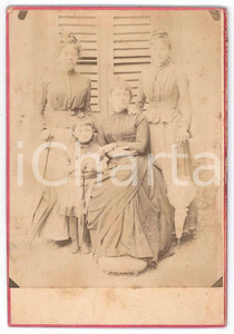 1900 ca ITALIA Ritratto di madre con figlie - Fotografia 9x13 cm  Fotografia d'epoca, su cartoncino. FAIR/discreto Residui di incollatura al verso Formato: 17x8 cm originale e autentica 1