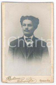 1890 ca REGGIO EMILIA Ritratto maschile - Foto RADIUM FOTOGRAFICA - CDV  Fotografia d'epoca, su cartoncino.FOTOGRAFO: Radium Fotografica - Reggio Emilia POOR/danneggiato Margine superiore rifilato a mano Formato: CDV (6x10 cm) originale e autentica 1