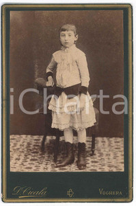 1890 ca VOGHERA Ritratto di un bambino - Foto Davide CICALA 11x16 cm  Fotografia d'epoca, su cartoncino.FOTOGRAFO: Fotografia Artistica Davide Cicala - Voghera FAIR/discreto Lievi smussature agli angoli Formato: 11x16 cm originale e autentica 1