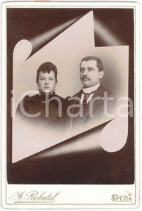 1900 ca LA SPEZIA Ritratto di marito e moglie - Foto Alessio ROBATEL 11x16 cm  Fotografia d'epoca, su cartoncino.FOTOGRAFO: Fotografia F.lli Pfaff successore Alessio Robatel - La Spezia, Via del Prione e Via Quintino Sella 1 GOOD/buono  Formato: 11x16 cm originale e autentica 1