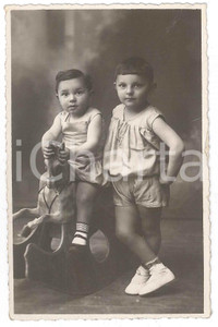 1932 SESTO SAN GIOVANNI Bambini con cavallo a dondolo - Foto Settimio BIONDI  Fotografia d'epoca in formato cartolina postale. GOOD/buono Residui di colla e lieve abrasione al verso Formato: 9x14 cm originale e autentica 1