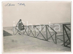 1920 ca SANREMO (IM) Donna sul molo - Foto COSTUME 10x8 cm Fotografia d'epoca. GOOD/buono  Formato: 10x8 cm originale e autentica 1