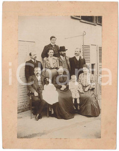 1900 ca s. l. LOMBARDIA (?) Famiglia in cortile - Ritratto - Foto VINTAGE 15x20 Fotografia d'epoca, su cartoncino rigido. GOOD/buono ma smussature angolari Formato: 15x20 cm originale e autentica 1