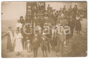 1910 ca NORD ITALIA - TERME - Ritratto di gruppo presso stabilimento - Foto Fotografia d'epoca, in formato cartolina postale. FAIR/discreto piegature angolari e lievi sbrecciature Formato: 14x9 cm originale e autentica 1