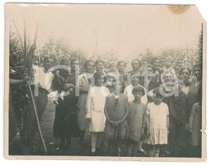 1930 ca ITALIA Gruppo di donne con bambini in campagna - Foto VINTAGE 11x9 cm  Fotografia d'epoca. POOR/danneggiato lievi piegature, piccolo strappo al lato inferiore, mancanza angolare e piccola mancanza a destra Formato: 11x9 cm originale e autentica 1