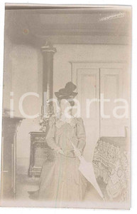 1900 ca. ITALIA - Ritratto di donna in camera con cappello *Fotografia anonima  Fotografia d'epoca, su carta sottile.  GOOD/buono  Formato: 6 x 9 cm originale e autentica 1