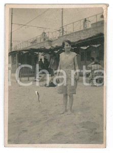 1929 ALBISSOLA MARINA Giovane donna in spiaggia - Foto VINTAGE 6x9 cm  Fotografia d'epoca, con didascalia manoscritta al verso. GOOD/buono  Formato: 6x9 cm originale e autentica 1