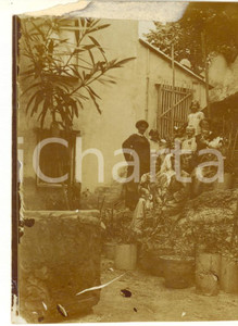 1915 ca Area di TORINO Gruppo di famiglia in cortile - Foto DANNEGGIATA 8x11 cm  Fotografia d'epoca, su carta sottile. VERY POOR/gravemente danneggiato mancanza al lato superiore con abrasione; difetti di stampa Formato: 8x11 cm originale e autentica 1
