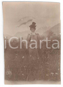 1900 ca. ITALIA Ritratto di donna in giardino con ombrellino *Fotografia anonima  Fotografia d'epoca, su carta sottile.  POOR/danneggiato Piccolo strappo all'angolo inferiore destro e al lato destro Formato: 6 x 9 cm originale e autentica 1