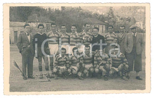 1950 ca s. l. ITALIA CALCIO Squadra dilettanti - Foto cartolina VINTAGE  Fotografia d'epoca, in formato cartolina postale. POOR/danneggiato piegatura angolare e piccolo strappo al lato sinistro Formato: 14x9 cm originale e autentica 1
