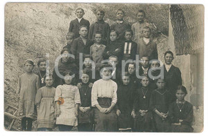 1910 ca s. l. ITALIA Maestra tra i suoi alunni - Ritratto - Foto VINTAGE  Fotografia d'epoca, in formato cartolina postale. POOR/danneggiato lievi piegature, graffi e macchia centrale Formato: 14x9 cm originale e autentica 1