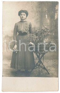 1910 ca ITALIA Ritratto di donna con vaso di fiori - Foto cartolina VINTAGE  Fotografia d'epoca, in formato cartolina postale. GOOD/buono  Formato: 9x14 cm originale e autentica 1