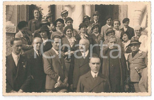 1935 VERBANIA PALLANZA Mausoleo CADORNA - Ritratto di gruppo - Foto VINTAGE  Fotografia d'epoca, in formato cartolina postale.FOTOGRAFO: A. Rossi - Torino, via Stresa FAIR/discreto minime piegature angolari Formato: 14x9 cm originale e autentica 1