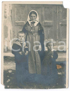 1930 ca s.l. ITALIA Anziana contadina con i due nipoti - Foto DANNEGGIATA  Fotografia d'epoca, in formato cartolina postale. VERY POOR/gravemente danneggiato mancanze angolari; lievi piegature; piccolo foro di affissione; macchia al lato destro Formato: 9x12 cm originale e autentica 1