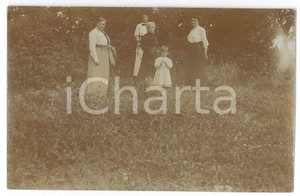 1910 ca ITALIA Famiglia con donne sul prato- Ritratto - Foto cartolina VINTAGE  Fotografia d'epoca, in formato cartolina postale. GOOD/buono ma difetti di stampa Formato: 14x9 cm originale e autentica 1