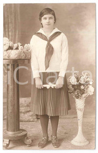 1925 ca PATERSON (NJ, USA) Graduated young woman - VINTAGE photo WALTER Studios  Fotografia d'epoca, in formato cartolina postale, con didascalia al verso.FOTOGRAFO: Photographie Rouen GOOD/buono  Formato: 9x14 cm originale e autentica 1