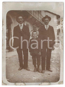 Fotografia d epoca originale 1915 ca ITALIA Ritratto di bambino con due uomini in cortile rurale  Foto 1