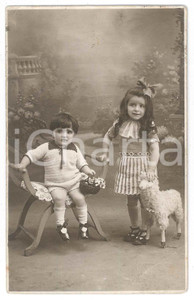 Fotografia d epoca originale 1920 ca FRANCE Ritratto di due fratellini italiani con pecora giocattolo  Foto 1