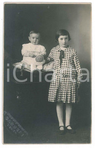 1920 ca CUNEO Ritratto di due fratellini - Foto cartolina GARNERI - 9x14 cm  Fotografia d'epoca, con timbro a secco del fotografo. GOOD/buono  Formato: 9x14 cm originale e autentica 1