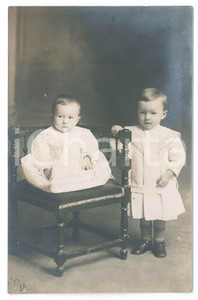 1910 ITALIA Due fratellini in abito bianco- Ritratto - Foto cartolina VINTAGE  Fotografia d'epoca, in formato cartolina postale, con dedica al verso.I bambini sono indicati come "Vittorio ed Enrico". GOOD/buono ma difetti di stampa Formato: 9x14 cm originale e autentica 1