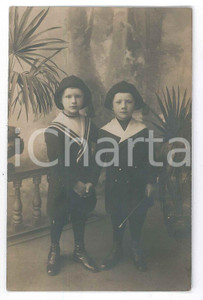 1920 ca ITALIA Fratellini vestiti alla marinara - Foto cartolina VINTAGE  Fotografia d'epoca, in formato cartolina postale. GOOD/buono  Formato: 9x14 cm originale e autentica 1