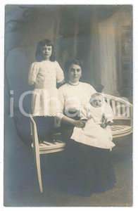 1913 DOMODOSSOLA Ritratto di donna con i figli Pia e Guglielmo - Foto 9x14 (4)  Fotografia d'epoca, con didascalia manoscritta al verso.FOTOGRAFO: Studio Artistico G. Mazzone FAIR/discreto alone Formato: 9x14 cm originale e autentica 1