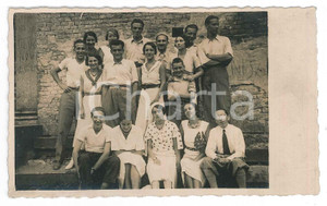 1935 ca ITALIA Ritratto di gruppo presso edificio abbandonato - Foto VINTAGE  Fotografia d'epoca, in formato cartolina postale. FAIR/discreto piegature angolari; minima sbrecciatura al lato destro Formato: 14x8 cm originale e autentica 1