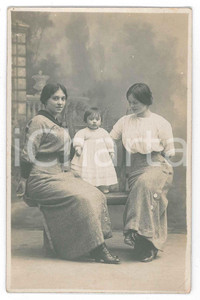 Fotografia d epoca originale 1910 ca ITALIA Ritratto di due donne con bambino  Foto cartolina VINTAGE 1