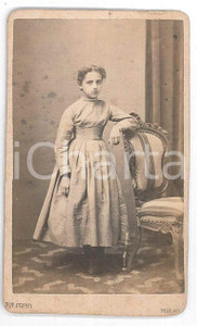 Fotografia d epoca originale 1880 ca. MILANO  Ritratto di ragazza in salotto  Foto CRESPI CDV 1