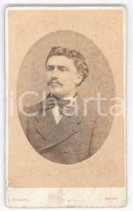 Fotografia d epoca originale 1880 ca. MILANO  Ritratto giovane uomo con papillon  Foto PAGLIANO CDV 1