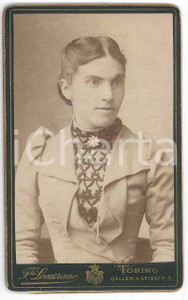 Fotografia d epoca originale 1880 ca. TORINO  Ritratto donna con giacca e spilla  Foto LOVAZZANO CDV 1