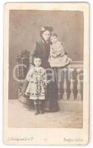 1870 ca. REGGIO EMILIA - Ritratto mamma con bambini - Foto SCAPINELLI CDV  Fotografia d'epoca, su cartoncino rigido.FOTOGRAFO: C. ScapinelliReggio Emilia - via dell'Albergo Orfane 15 FAIR/discreto Lieve smussatura all'angolo superiore sinistro e piccole macchie diffuse Formato: 6 x 10 cm originale e autentica 1