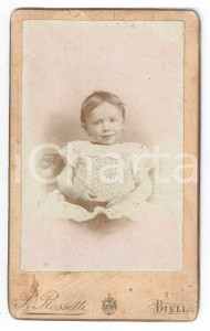 Fotografia d epoca originale 1890 ca. BIELLA  Ritratto di bambina con abito traforato  Foto ROSSETTI CDV 1