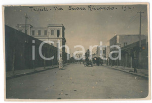1914 TRIPOLI (LIBIA ITALIANA) Via Sciara Riccardo - Foto ANIMATA carretti Fotografia d'epoca, con didascalia manoscritta al recto.FOTOGRAFO: Silvio Fachinotti POOR/danneggiato difetti di stampa; vasto residuo cartaceo e di colla al verso Formato: 17x10,5 cm originale e autentica 1