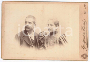 1890 ca MILANO Coppia di coniugi - Ritratto - Foto GUIGONI & BOSSI Fotografia d'epoca, montata su cartoncino rigido. FAIR/discreto rifilata al lato destro Formato: 16x11 cm originale e autentica 1