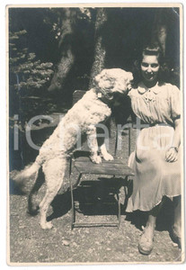1939 GIAVENO (TO) Maria Luisa GERARDI con il suo cane  *Foto 10x15 cm  Fotografia originale d'epoca, con didascalia dattiloscritta al verso. FAIR/discreto piccole piegature angolari Formato: 10x15 cm originale e autentica 1