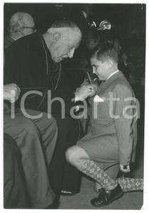 1953 TORINO Collegio S. Giuseppe - Card. Maurilio FOSSATI premia i bambini *Foto  Fotografia d'epoca con didascalia al verso.Il bambino premiato &egrave; indicato come Guido Gasparri. FAIR/discreto lievi piegature angolari Formato: 10x15 cm originale e autentica 1