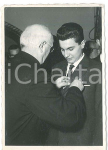 1959 TORINO Collegio S. Giuseppe - Don Francesco FERRARIS premia studenti *Foto  Fotografia d'epoca con didascalia al verso.Lo studente premiato &egrave; indicato come Guido Gasparri. FAIR/discreto lievi piegature marginali e macchie in trasparenza Formato: 7x10 cm originale e autentica 1