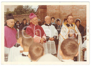 1963 PIEMONTE Mons. Giuseppe ANGRISANI Don Francesco FERRARI - Messa *Foto  Fotografia originale d'epoca, scattata durante una celebrazione religiosa all'aperto con il vescovo di Casale Monferrato. POOR/danneggiato profonda piegatura verticale Formato: 12x9 cm originale e autentica 1
