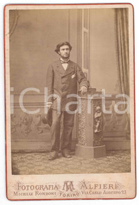 Fotografia d epoca originale 1880 ca MILANO Giovane uomo con il cappello in mano  Foto Michele RONDONI 1