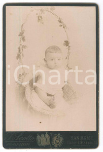 1880 ca SANREMO Bambino in cestino di vimini - Foto Jean SCOTTO 11x16 Fotografia d'epoca, montata su cartoncino rigido. GOOD/buono  Formato: 11x16 cm originale e autentica 1