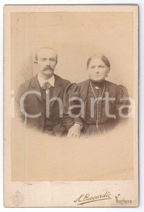 1900 ca VOGHERA Ritratto di due coniugi - Foto A. LUCCARDI 11x17 cm  Fotografia d'epoca, su cartoncino rigido. GOOD/buono  Formato: 11x17 cm originale e autentica 1