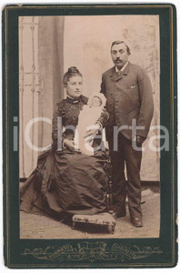 1900 ca ITALIA Ritratto di coppia con il figlio neonato - Foto VINTAGE Fotografia d'epoca, montata su cartoncino rigido. GOOD/buono  Formato: 11x16 cm originale e autentica 1