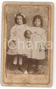 1870 ca. ITALIA - Ritratto di bambine con una palla *Foto NEGRI CDV (1)  Fotografia d'epoca, su cartoncino rigido.FOTOGRAFO: Angelo Negri VERY POOR/gravemente danneggiato Abrasioni e piegature angolari, segni e macchie diffuse, mancanza al lato inferiore della foto Formato: 6 x 10 cm originale e autentica 1